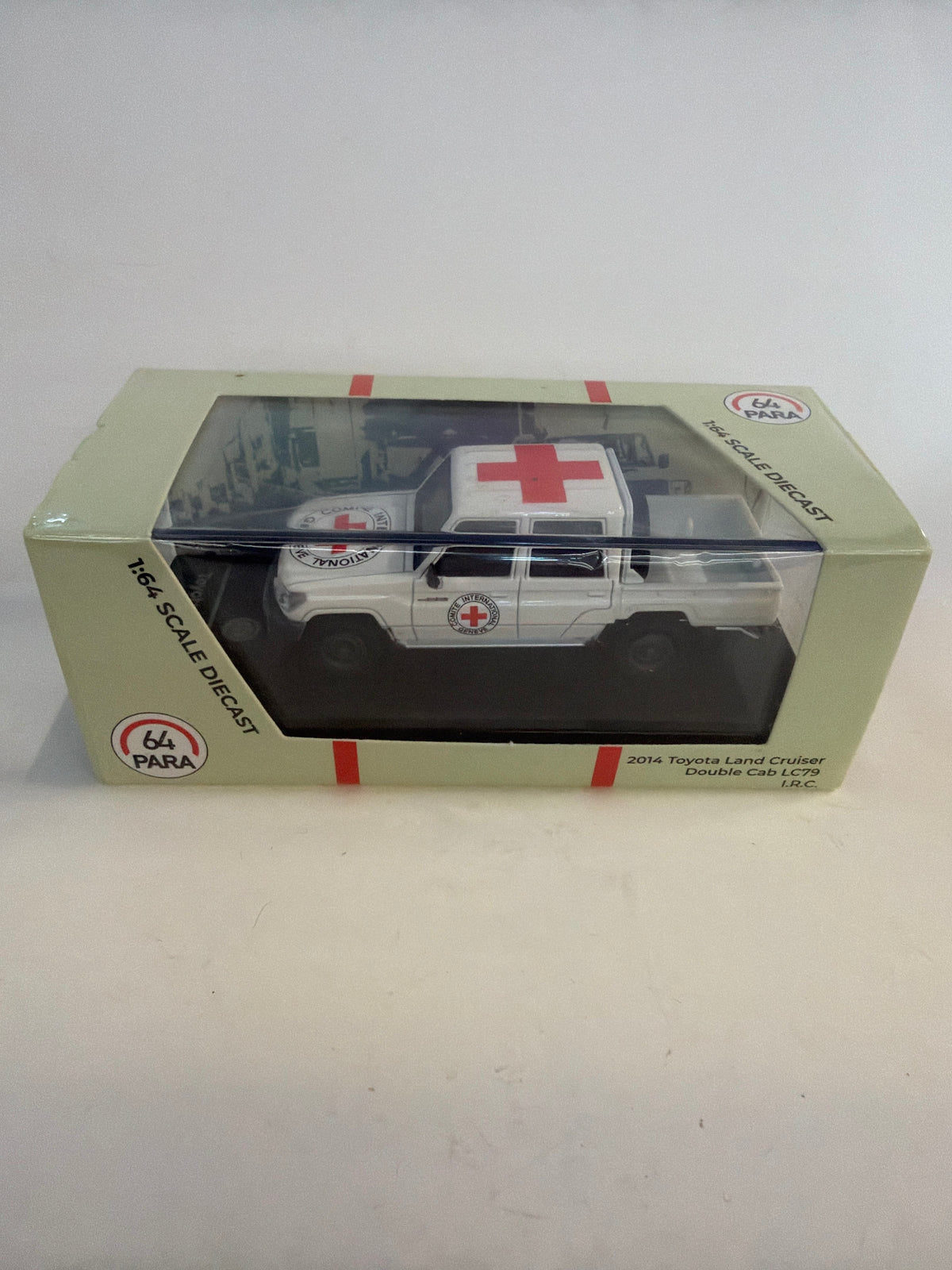 64 Para Toyota Landcruiser 79 Red Cross 2014 Diecast 1/64
