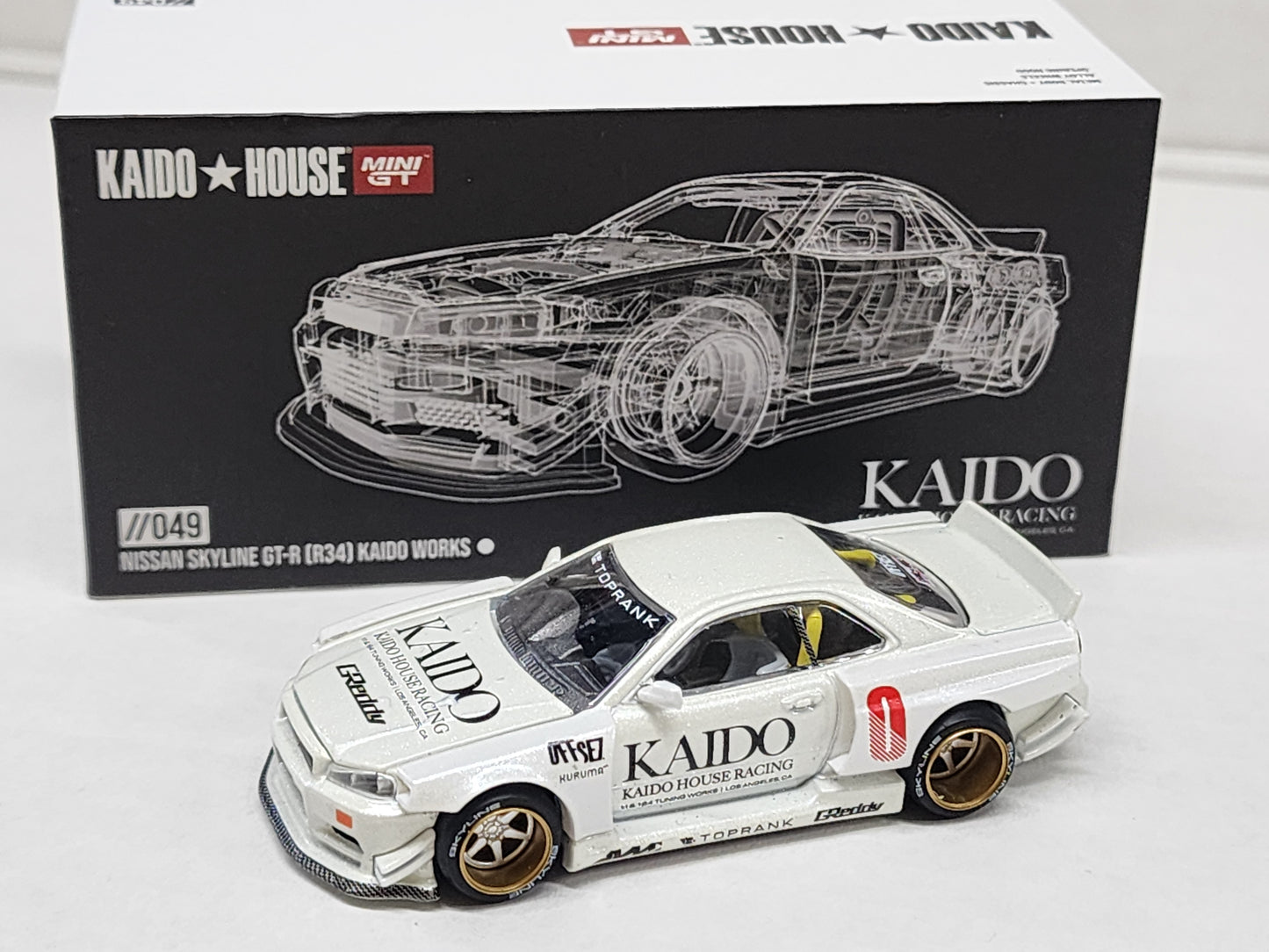 Kaidohouse Mini Gt #49 V2 Nissan skyline Gtr R34 White Chase