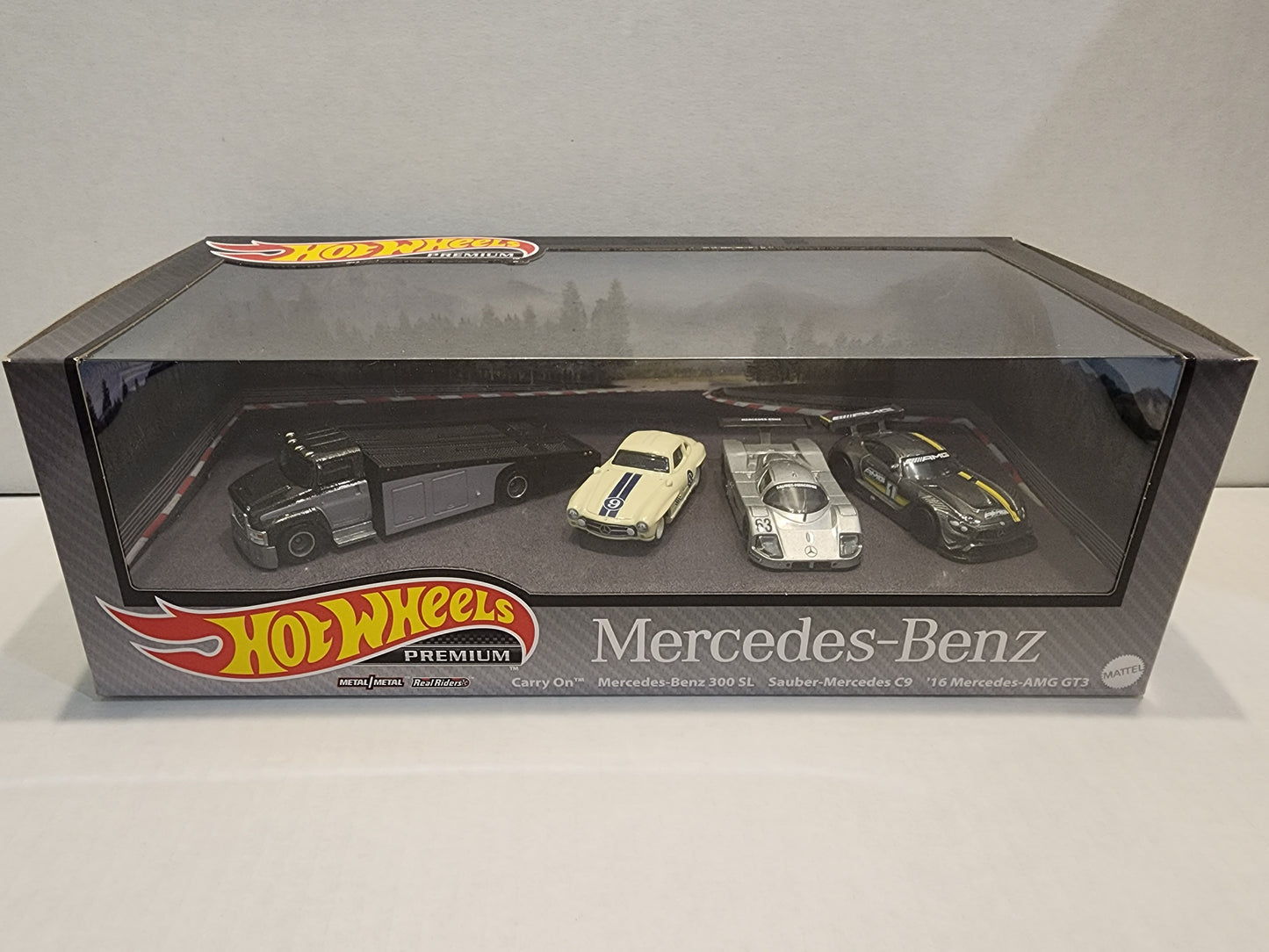 Hot wheels 

Premium 

Mercedes Benz box set

Brand new 

Sealed